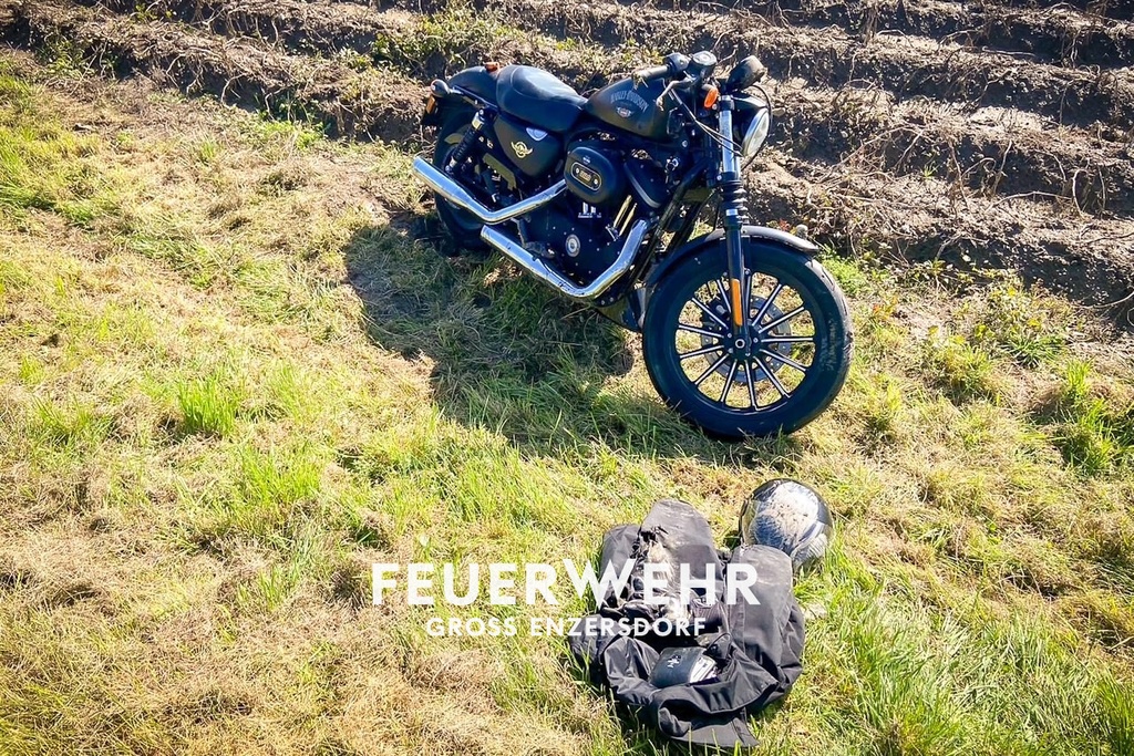 T1 Motorrad im Straßengraben