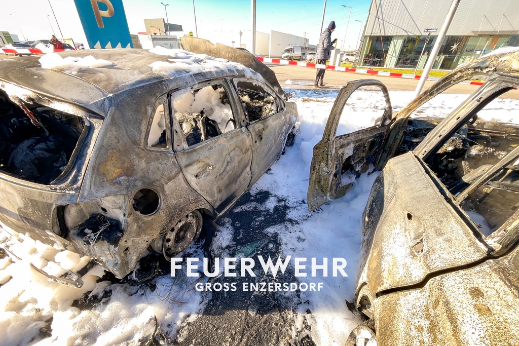 B2 PKWs in Vollbrand