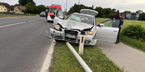 T1 Fahrzeugbergung nach Unfall mit Straßenlaterne