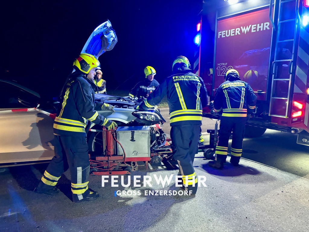 Nächtliche Fahrzeugbergung nach Verkehrsunfall