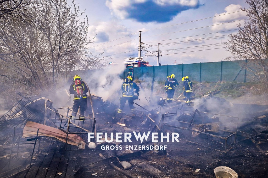 B1 Wohnwagen in Vollbrand