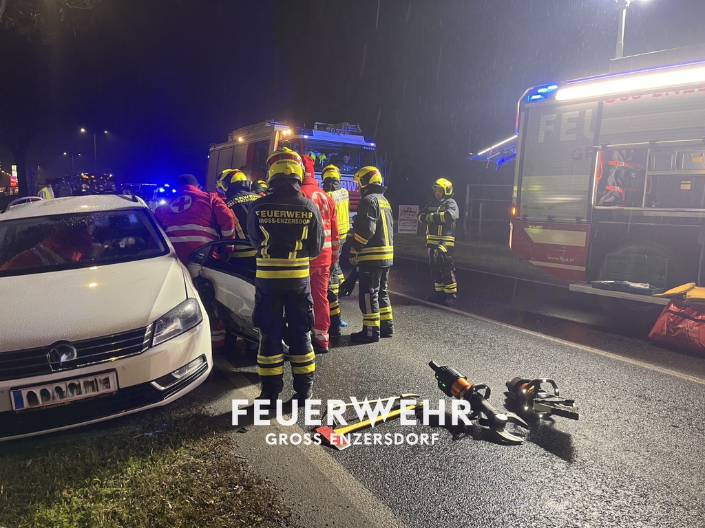 T2 Schwerer Verkehrsunfall mit eingeklemmter Person