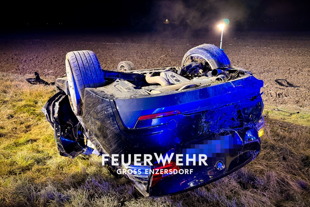 Verkehrsunfall mit eingeklemmter Person