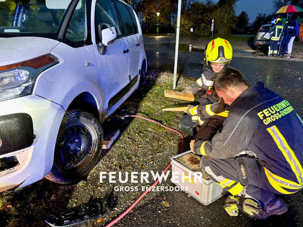 T1 Fahrzeug auf Begrenzungsstein aufgesetzt