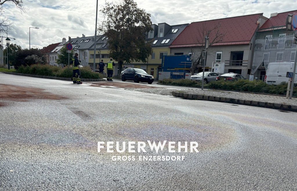 Ölaustritt auf der B3 und am Kirchenplatz