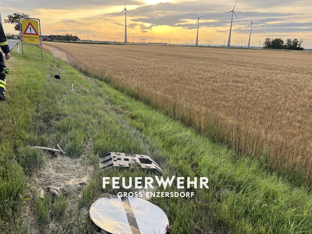 T2 Verkehrsunfall mit Menschenrettung - Fahrzeug im Feld