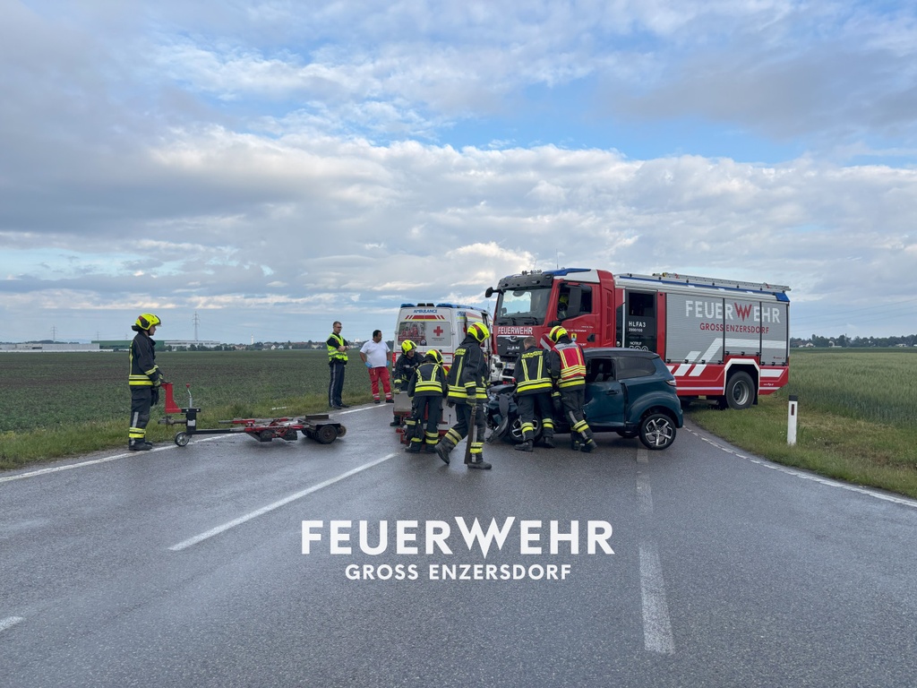 PKW nach Verkehrsunfall im Feld