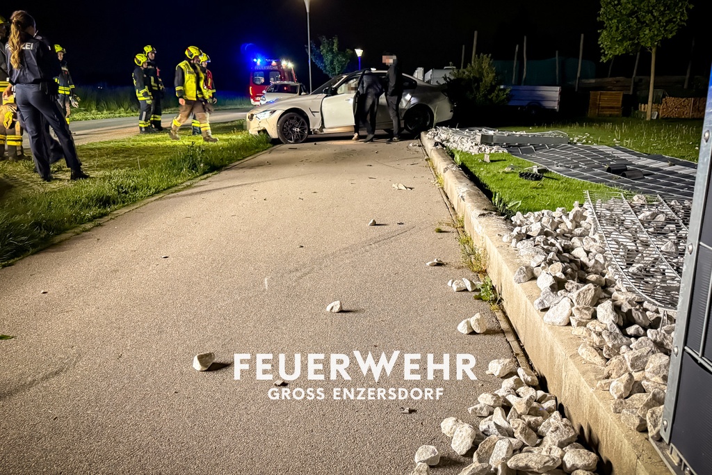 Auto gegen Zaun