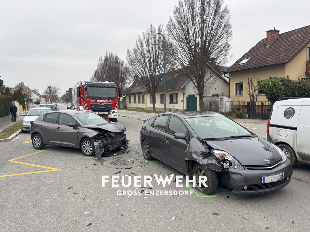 T1 Unfall mit 2 PKW